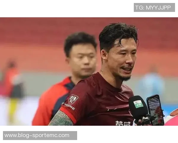 张琳芃与林加德场上冲突激烈主裁判果断出示黄牌警告两人 张琳芃与林加德场上冲突激烈主裁判果断出示黄牌警告两人